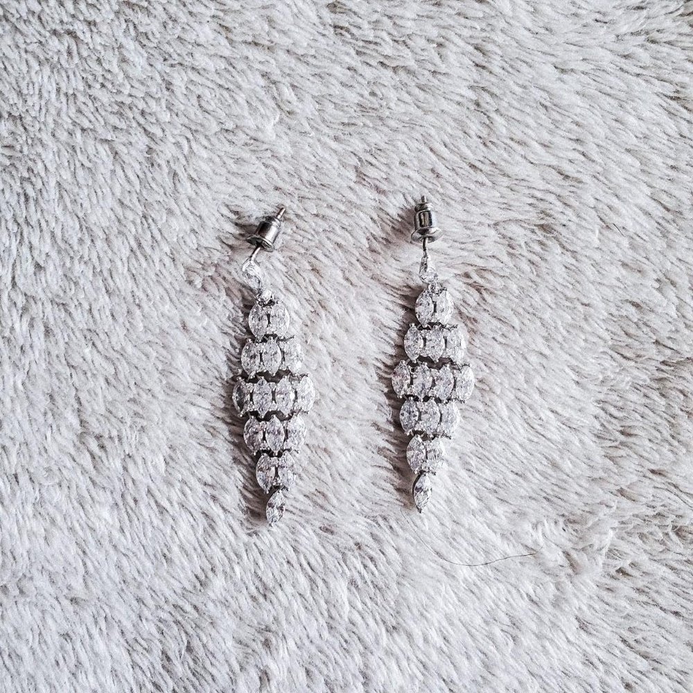dainty chandelier earrings w/ layered tiers of bright diamonds💎